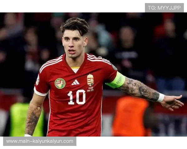 索博斯洛伊点球绝杀后激情庆祝,红军球迷为之疯狂 索博斯洛伊点球绝杀后激情庆祝,红军球迷为之疯狂