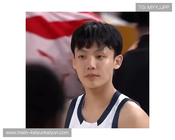 徐杰突破重摔倒地，膝盖受伤被背回更衣室